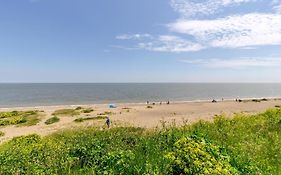 Beautiful 6 Berth Caravan With Full Sea Views For Hire In Suffolk Ref 68002Cr